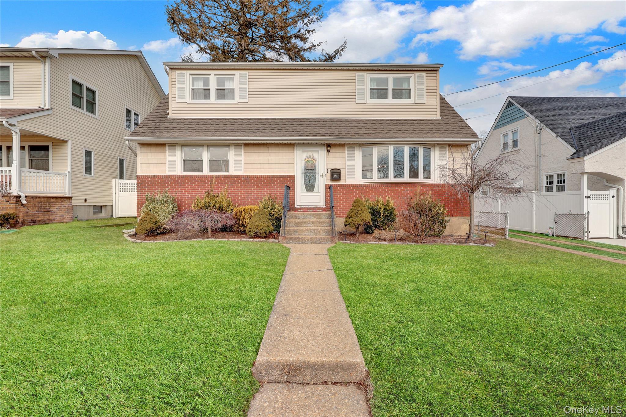 #3 photo, 3887 Hudson Avenue, Seaford , NY 11783