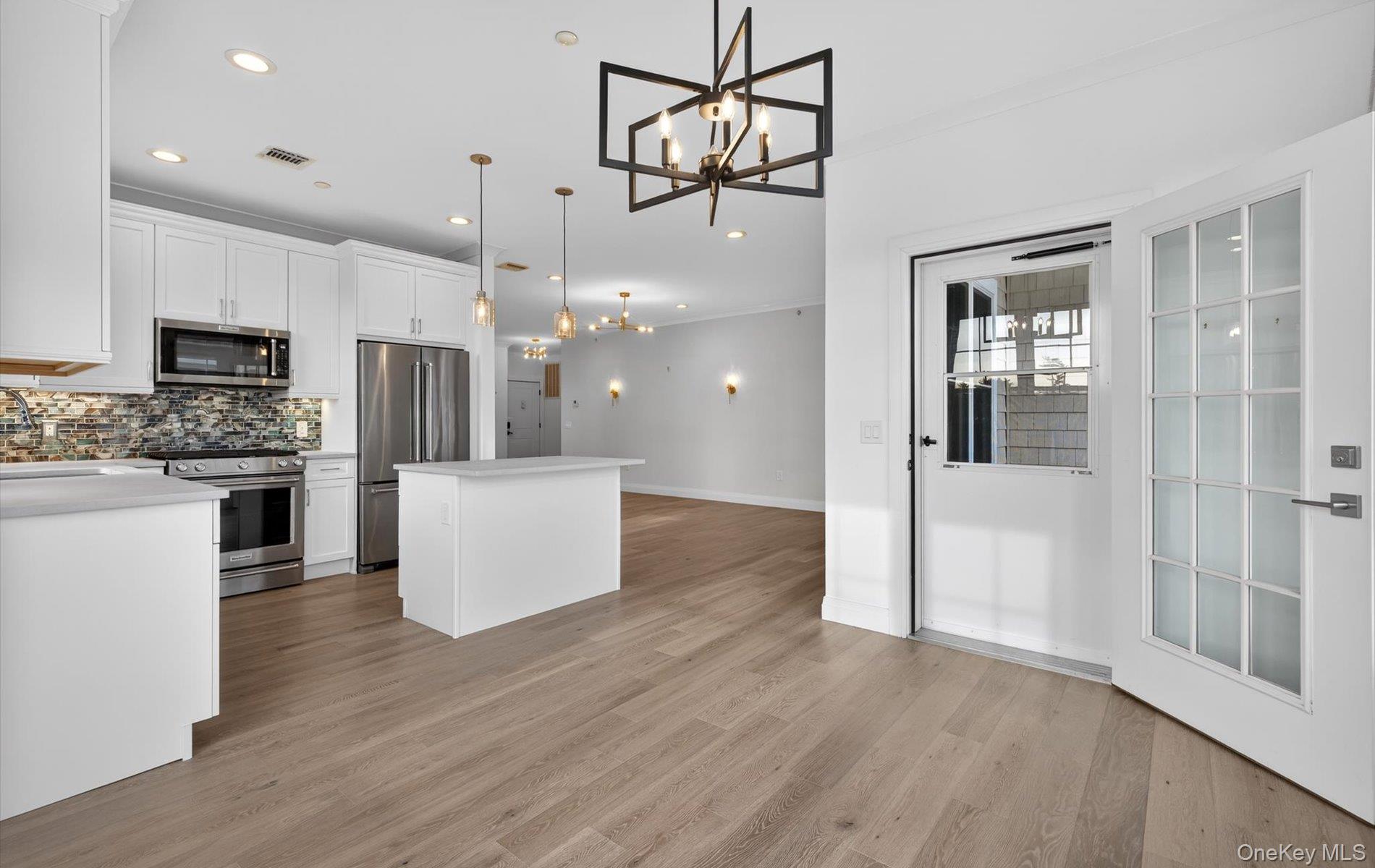 #19 photo, 28301 Spruce Pond Circle, Plainview , NY 11803