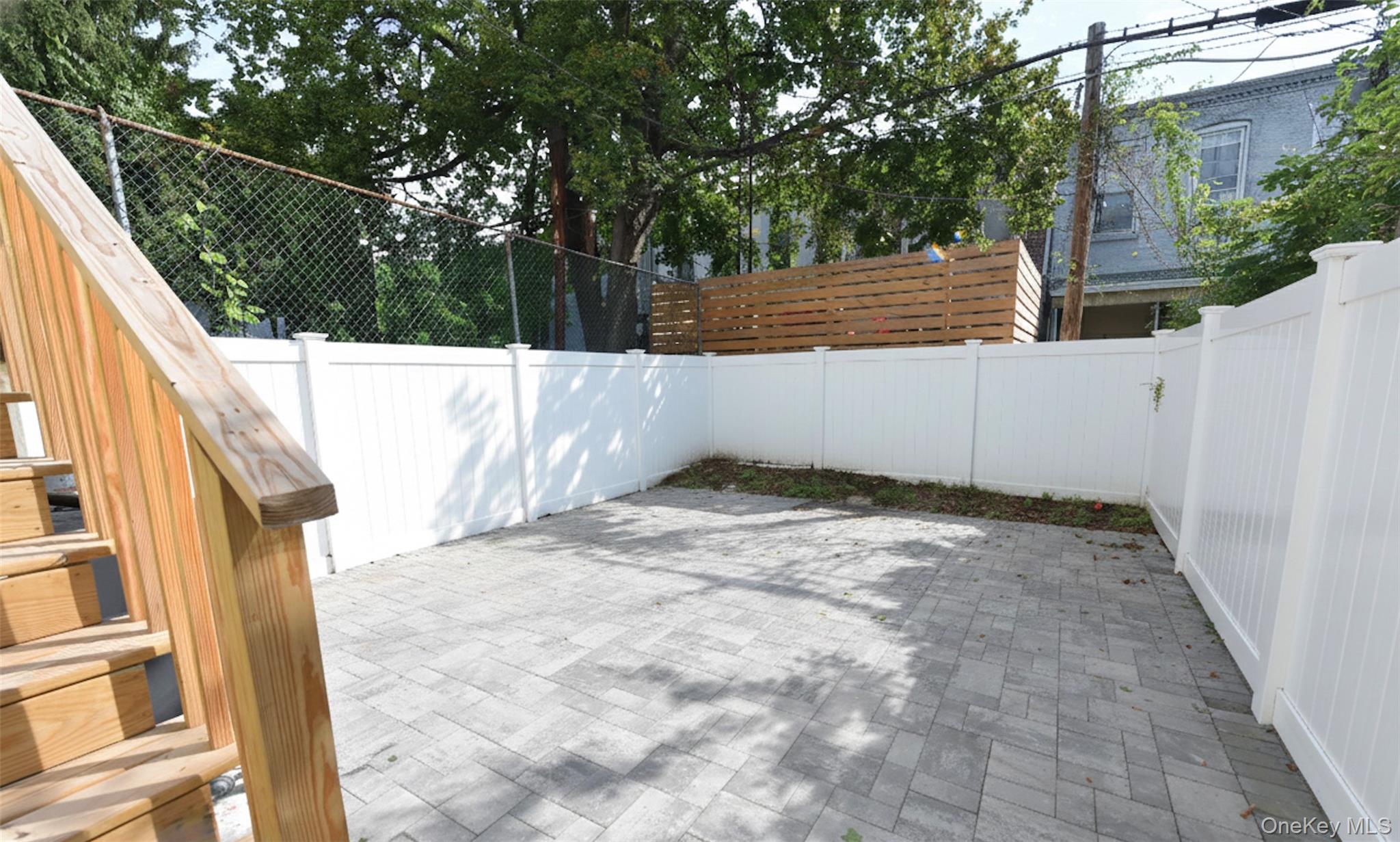 #20 photo, 255 Lincoln Avenue, Brooklyn , NY 11208