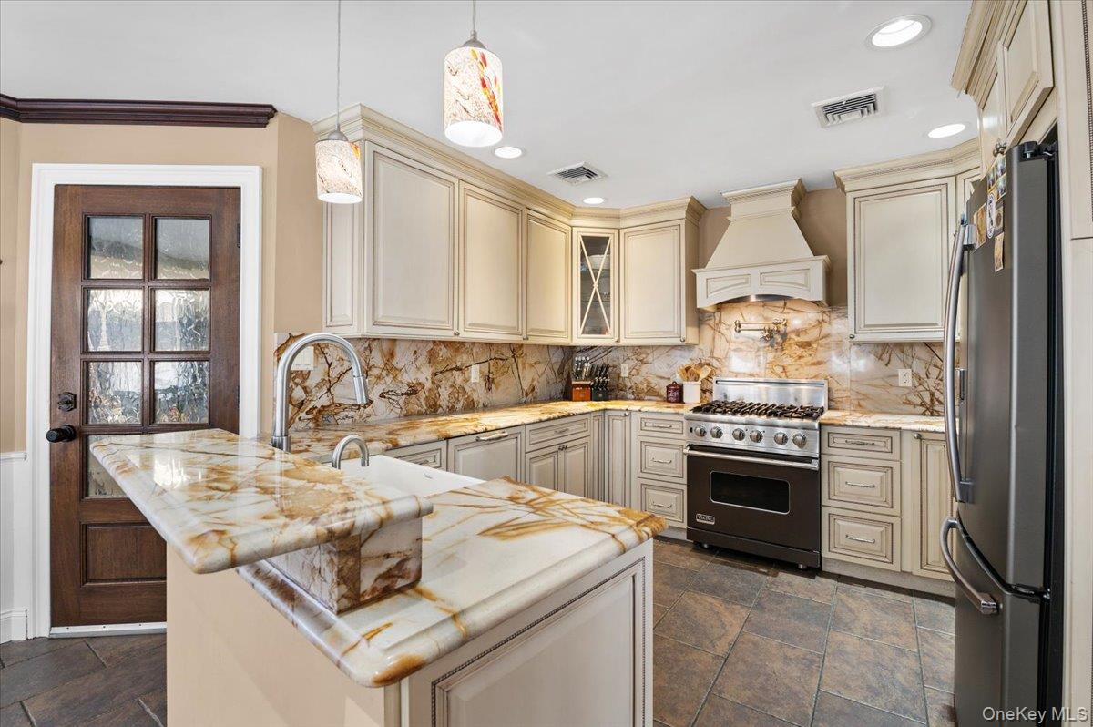 #10 photo, 1 Windsor Court, Amityville , NY 11701