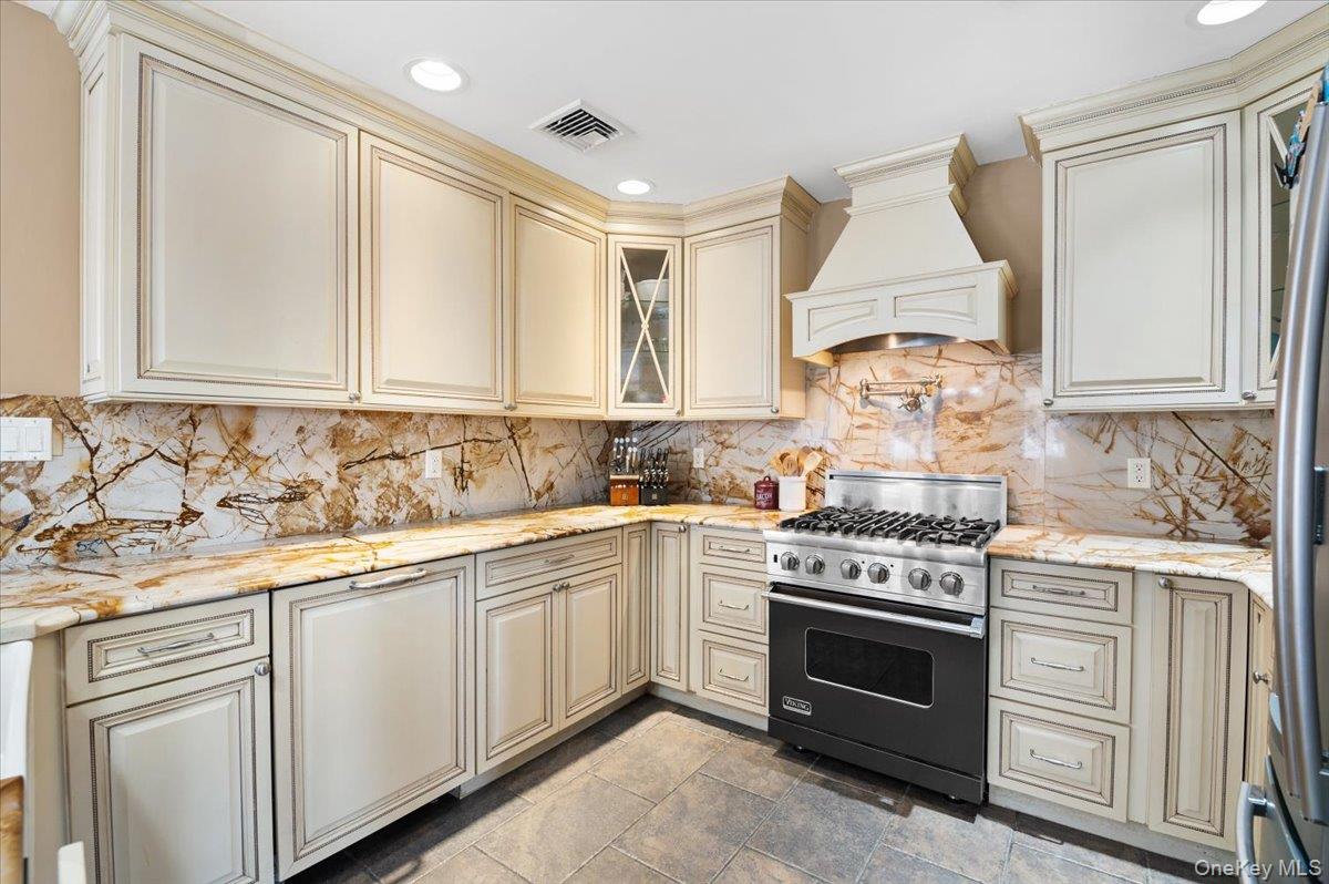 #11 photo, 1 Windsor Court, Amityville , NY 11701