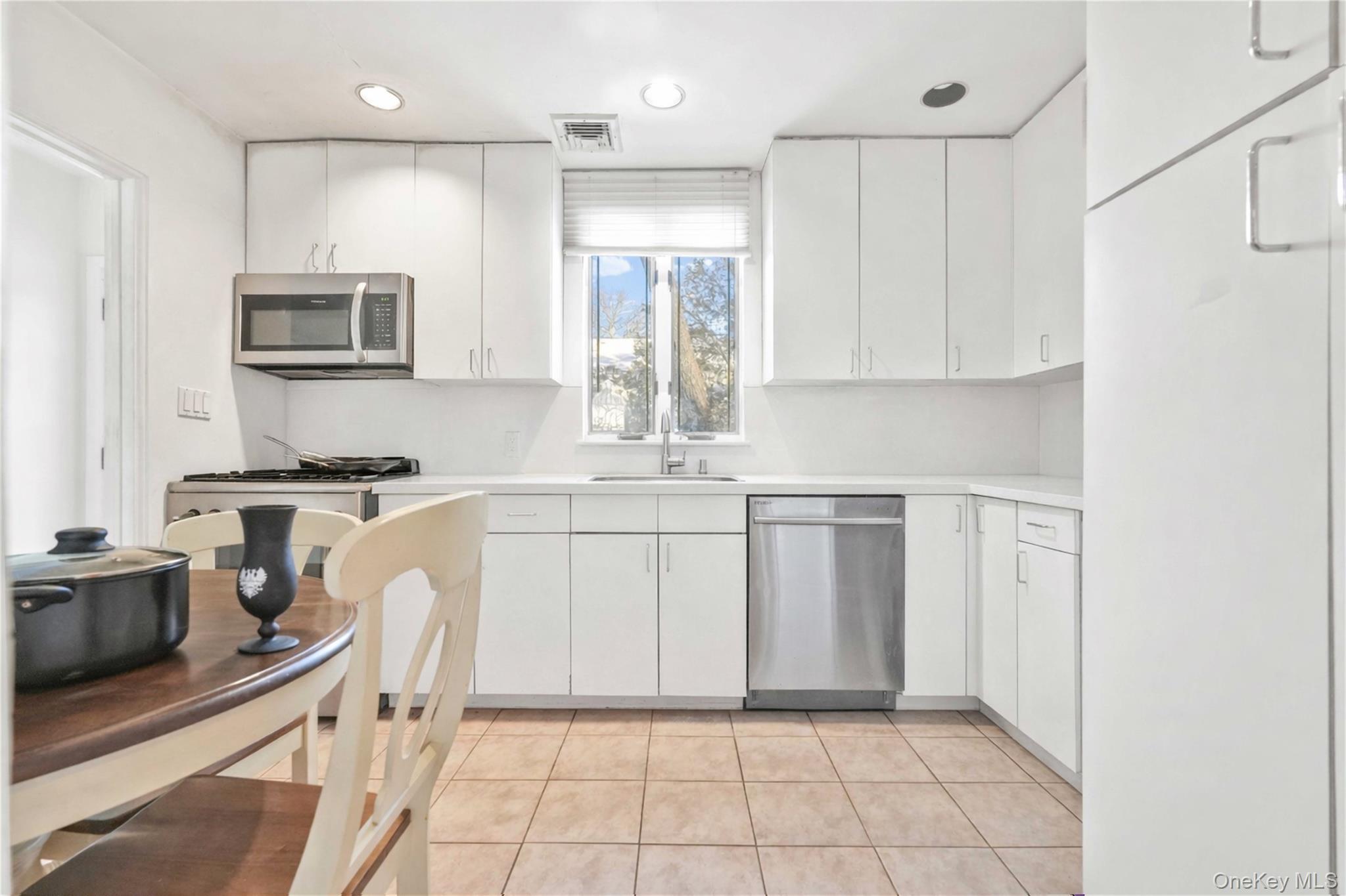 #12 photo, 61 Squirrel Hill Road, East Hills , NY 11577