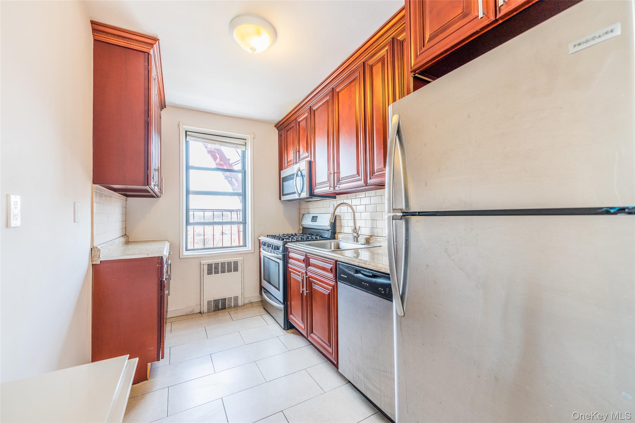 #7 photo, 150-15 72nd Rd, קווינס Kew Garden Hills , NY 11367