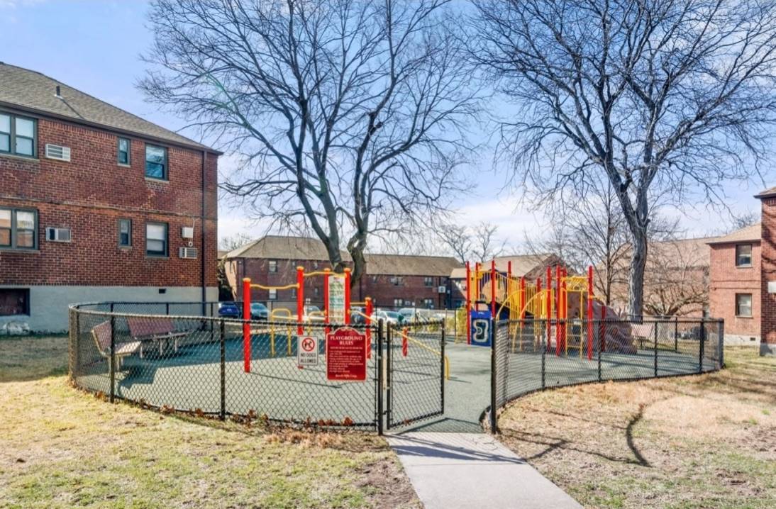 #17 photo, 56-08 244th Street, #F-8 Upper, कुईंस Douglaston , NY 11362