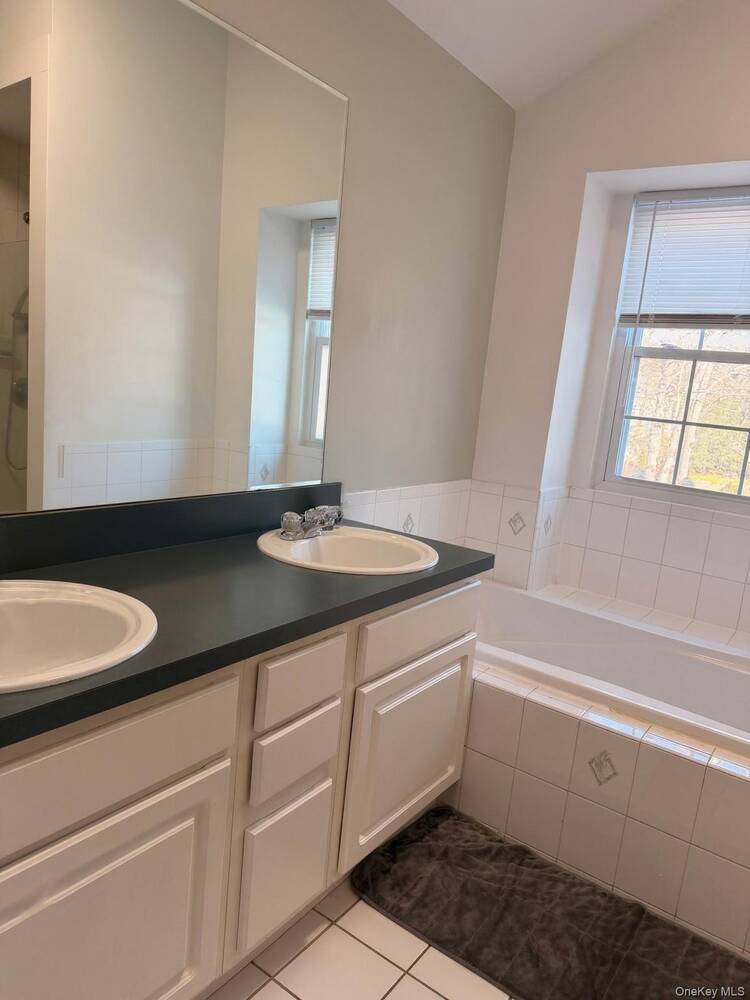 #8 photo, 10 Silver Court, Ridge , NY 11961