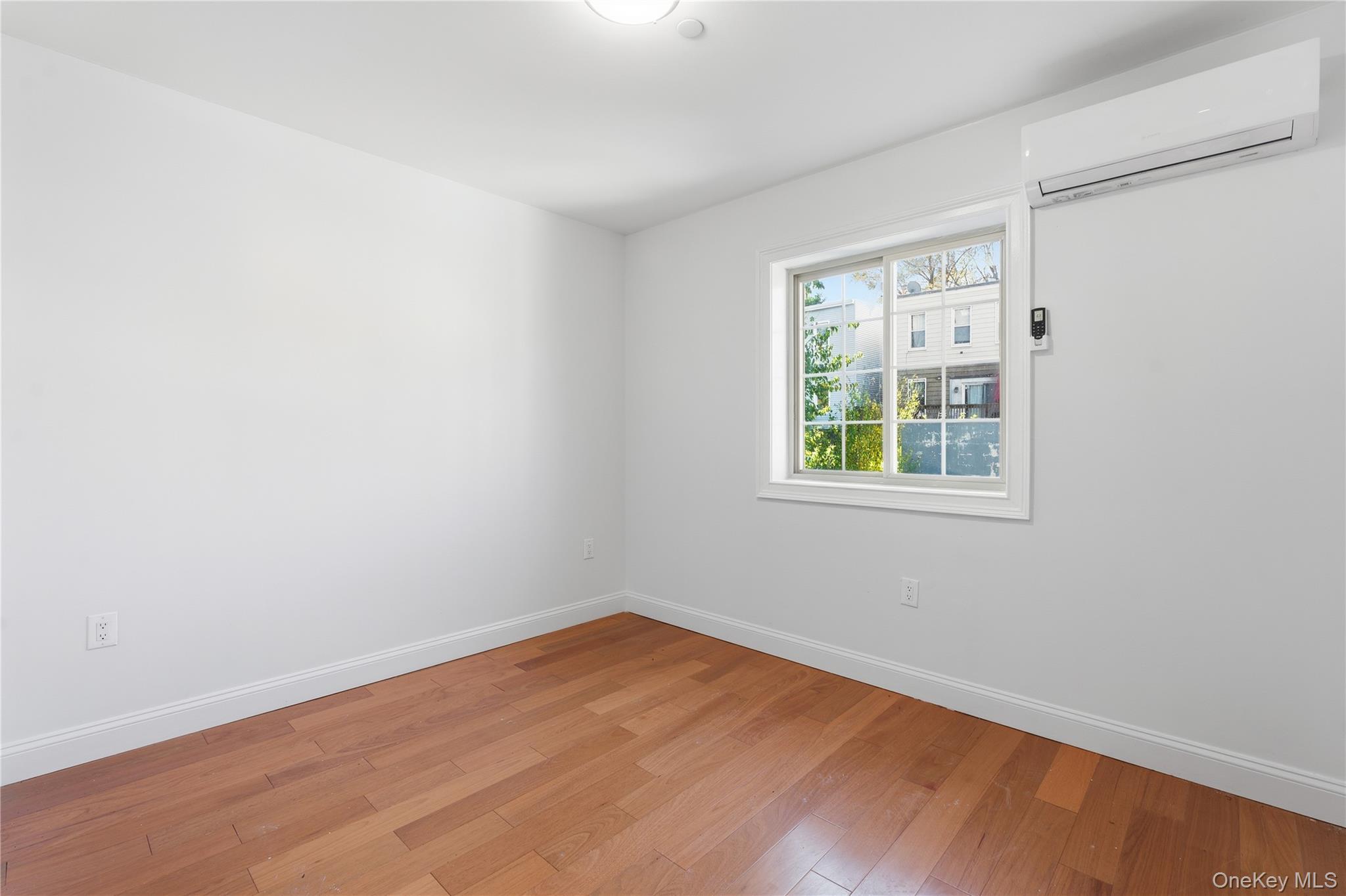 #7 photo, 1118 124th Street, कॉलेज पॉइंट College Point , NY 11356