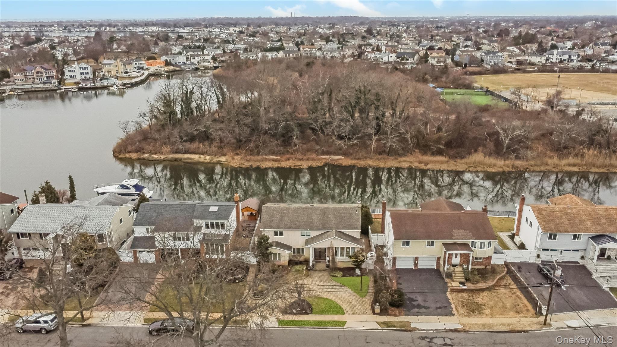 #10 photo, 2876 Shore Road, नासाउ काउंटी Bellmore , NY 11710