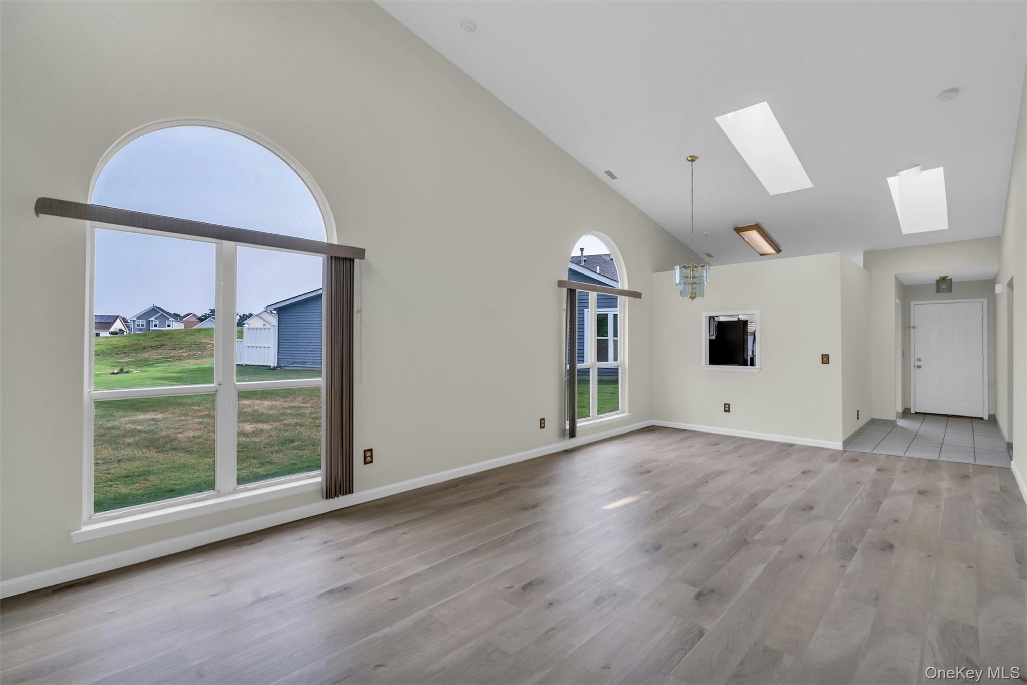 #16 photo, 745 Spring Lake Drive, サフォーク郡 Middle Island , NY 11953