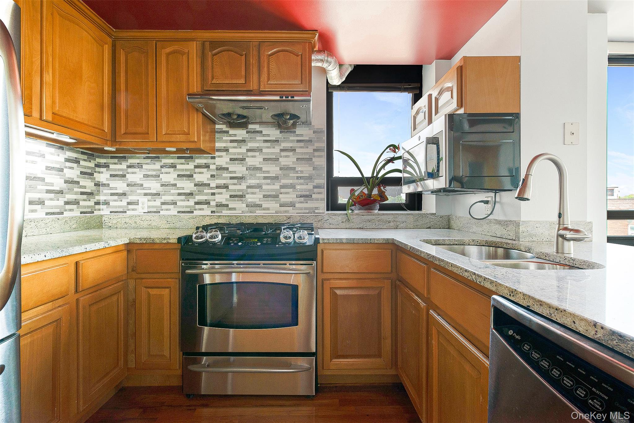 #7 photo, 116-24 Grosvenor Lane, Kew Gardens , NY 11415