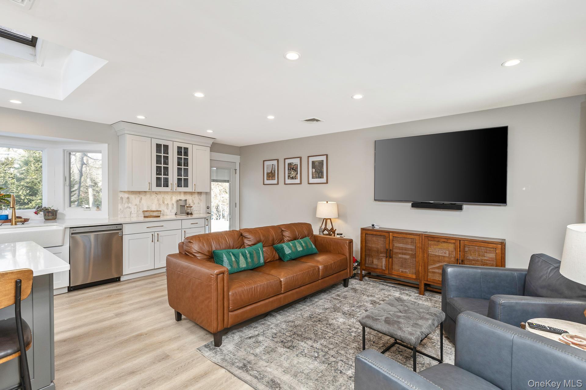 #14 photo, 49 Lexington Avenue, Smithtown , NY 11787