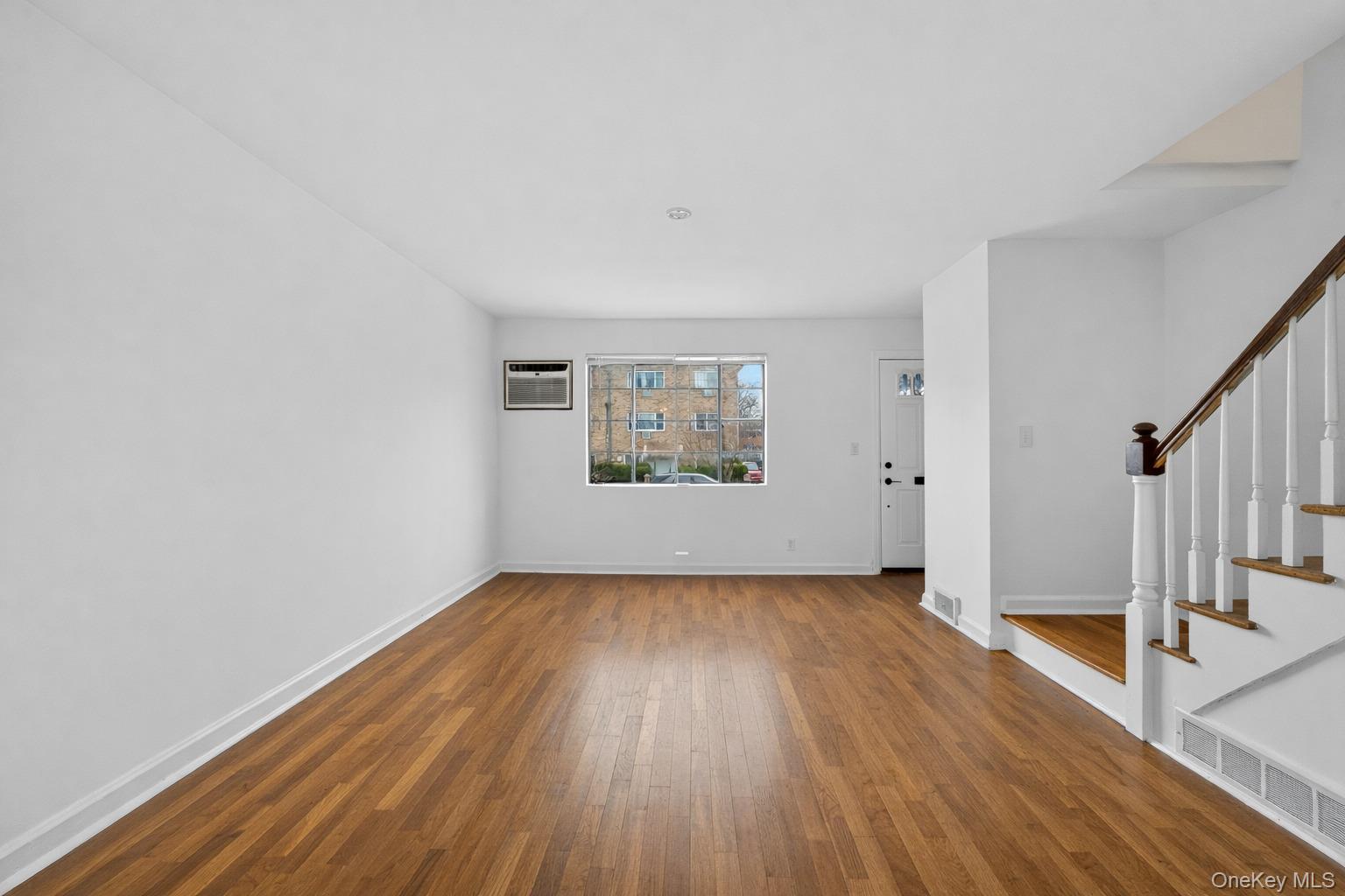 #12 photo, 1231 E 223rd Street, ब्रोंक्स Bronx , NY 10466