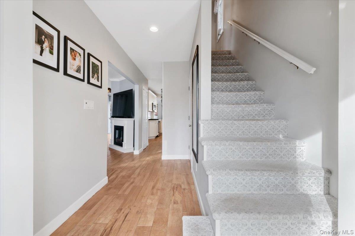 #12 photo, 69 Hawthorne Street, नासाउ काउंटी Massapequa , NY 11758