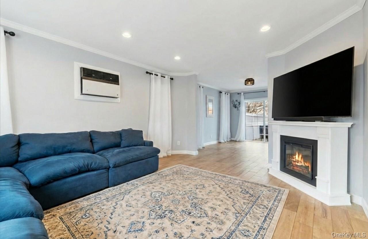 #4 photo, 69 Hawthorne Street, नासाउ काउंटी Massapequa , NY 11758