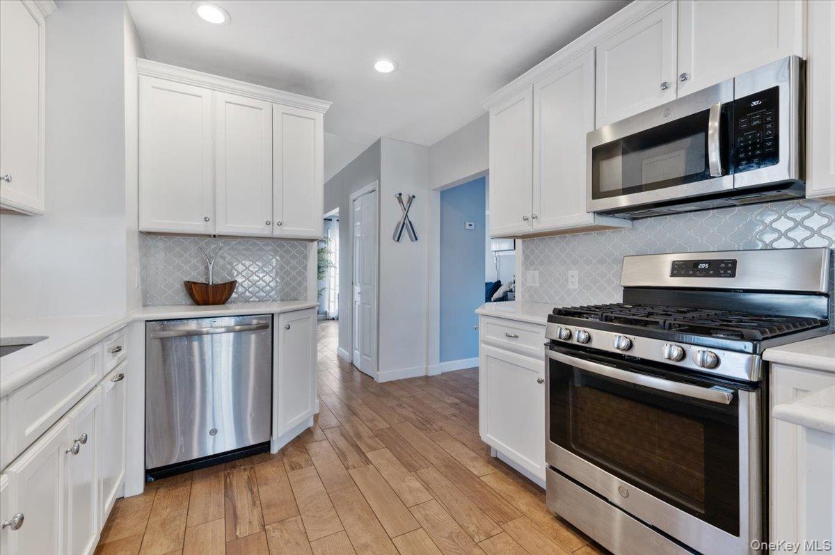 #6 photo, 69 Hawthorne Street, नासाउ काउंटी Massapequa , NY 11758