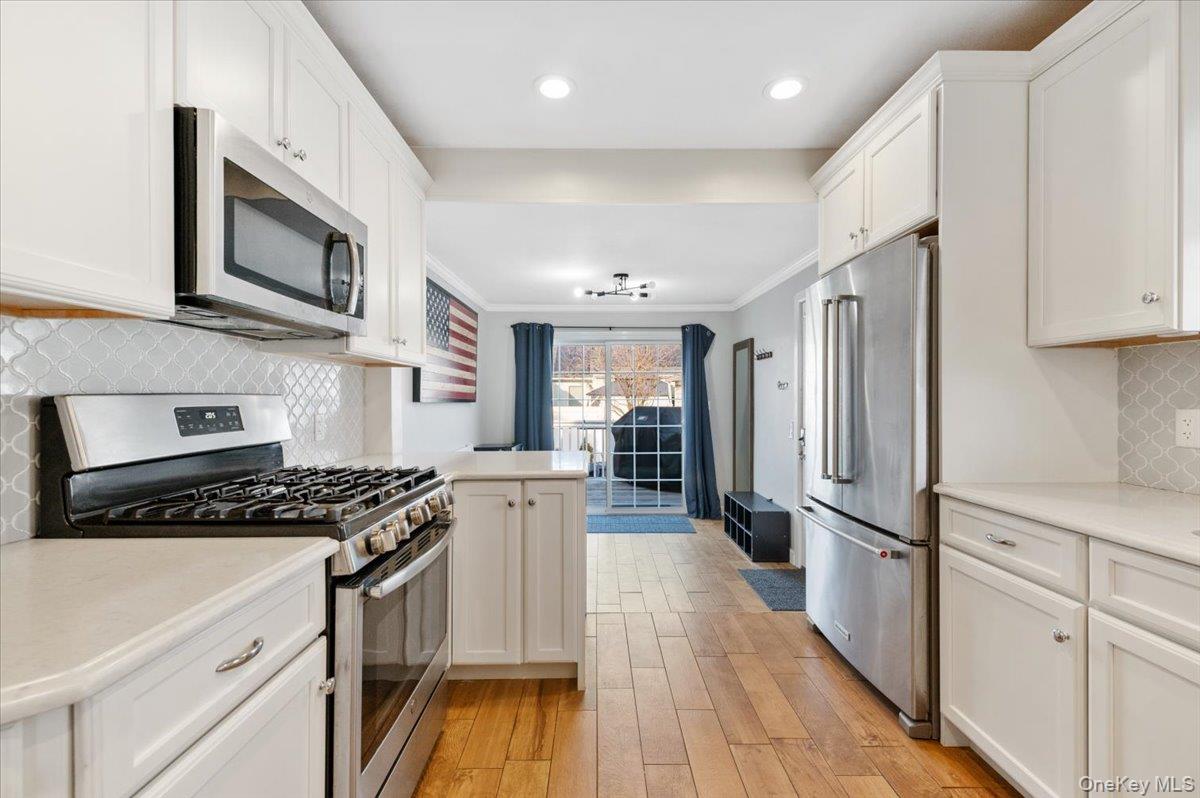 #7 photo, 69 Hawthorne Street, नासाउ काउंटी Massapequa , NY 11758