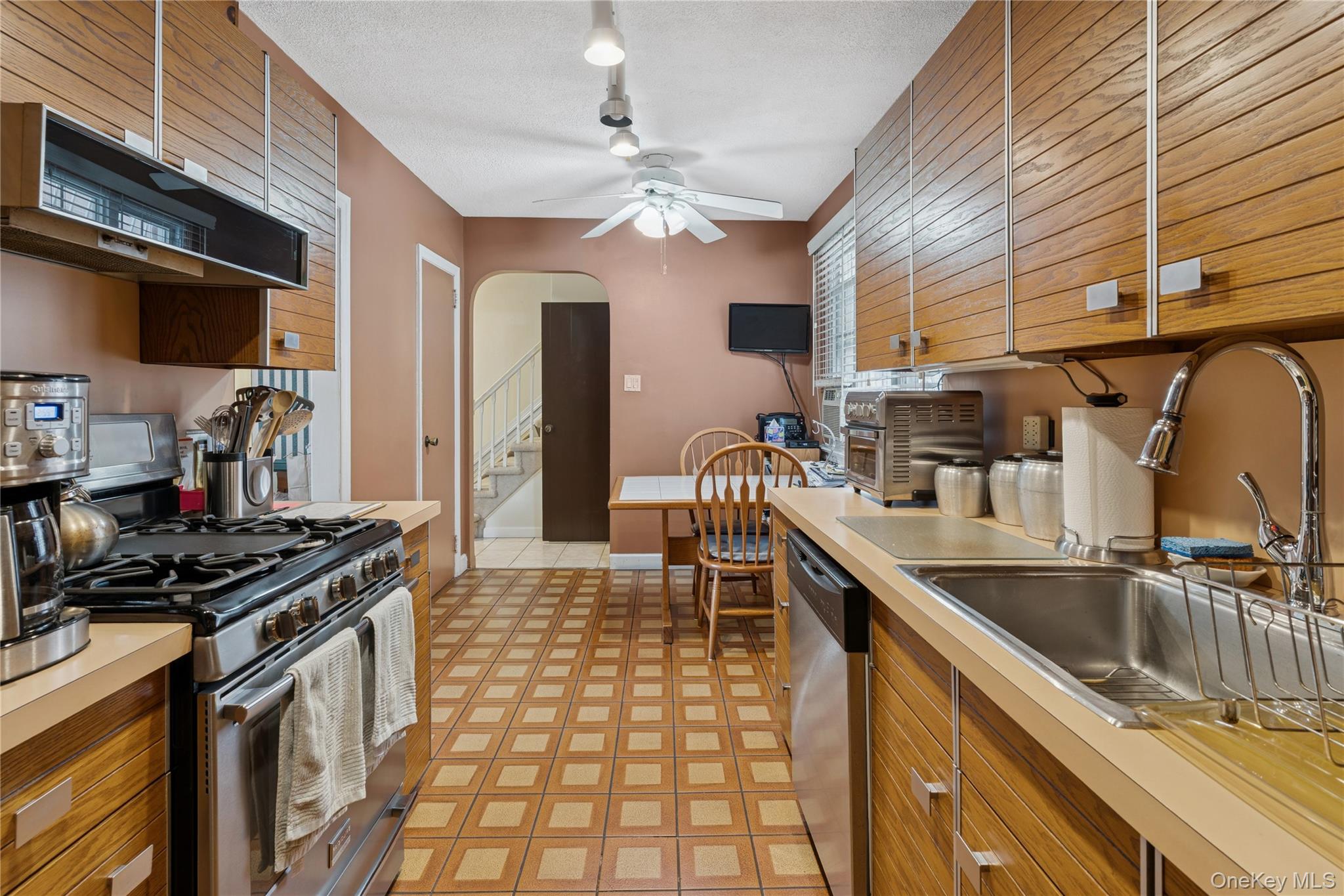 #11 photo, 166-07 Union Turnpike, Fresh Meadows , NY 11366