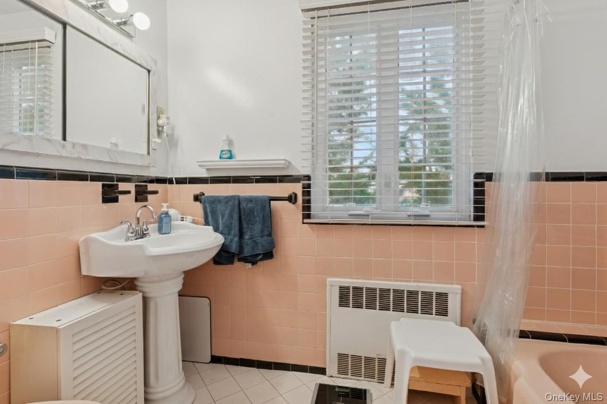 #20 photo, 166-07 Union Turnpike, Fresh Meadows , NY 11366