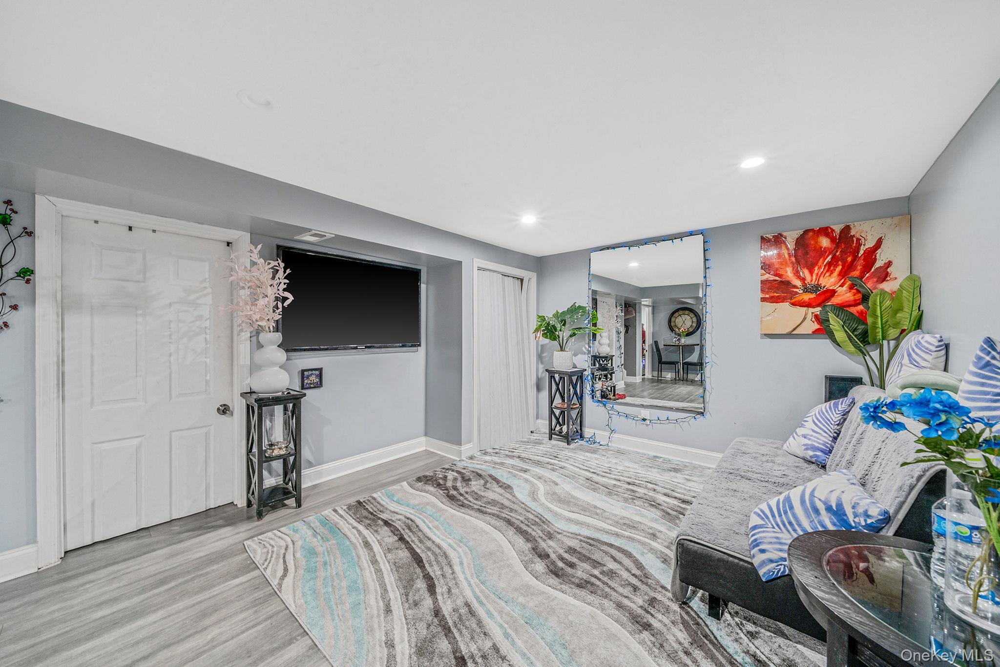 #17 photo, 9 Amfer Court, Bay Shore , NY 11706