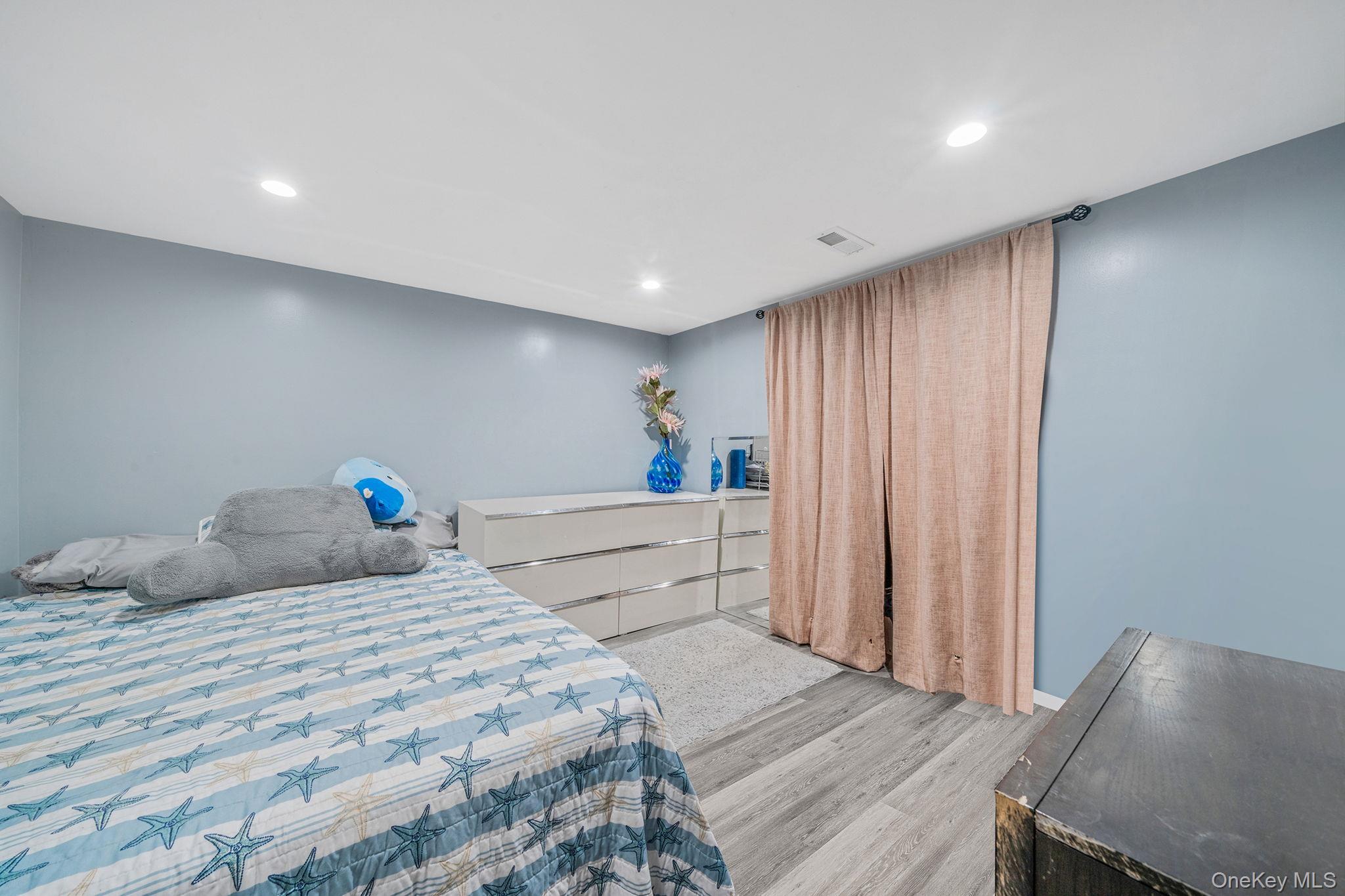 #20 photo, 9 Amfer Court, Bay Shore , NY 11706