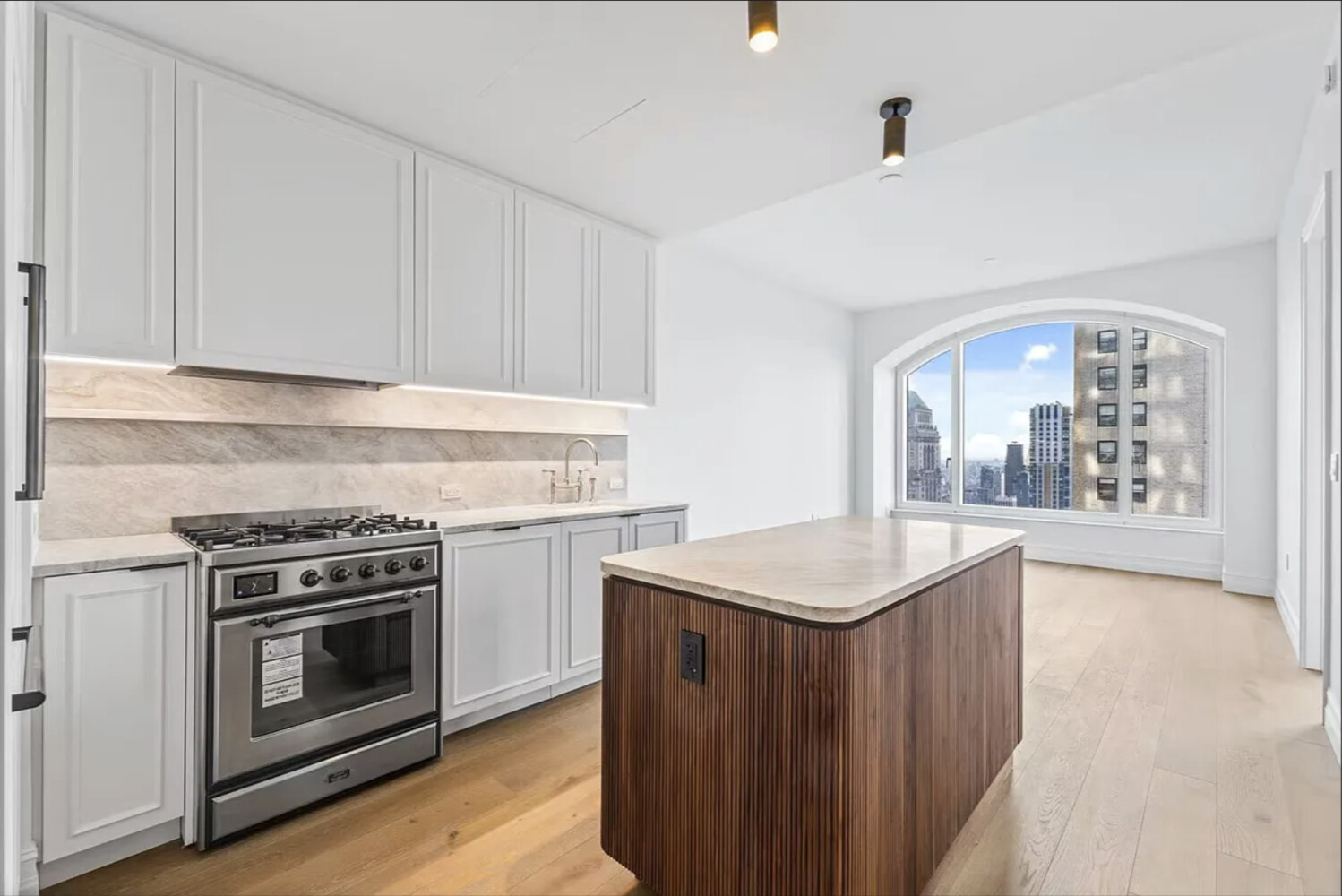 #4 photo, 520 5TH Avenue, Midtown , NY 10036