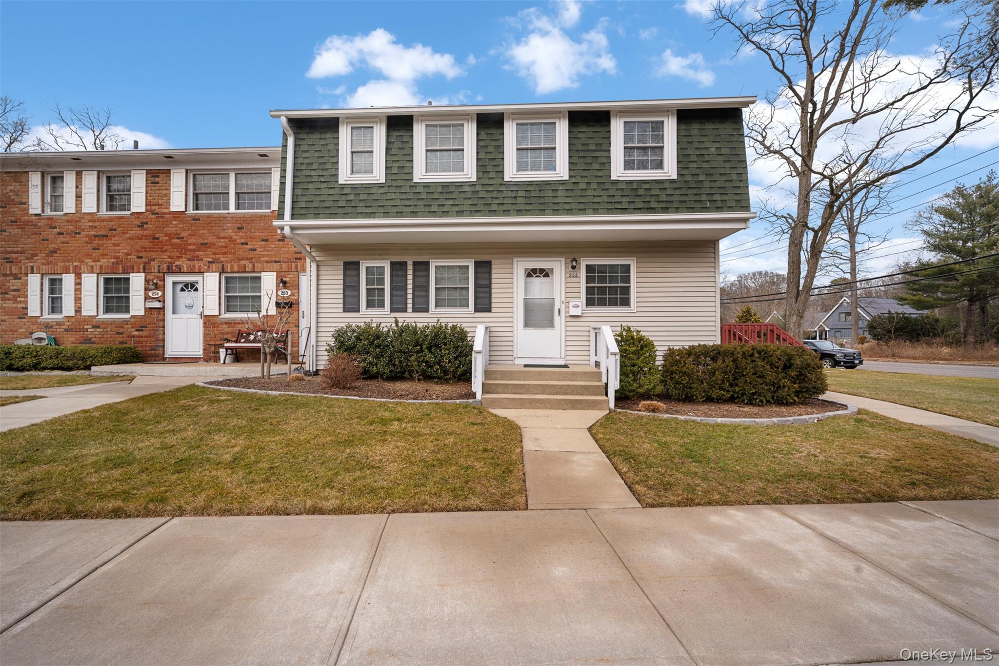 #1 photo, 252 Village Drive, Саффолк ‖ Hauppauge , NY 11788