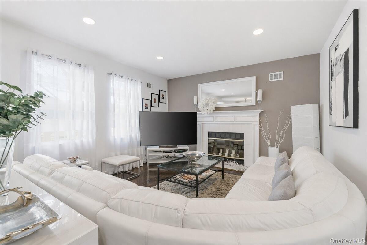 #20 photo, 24 Ridge Court, Hauppauge , NY 11788