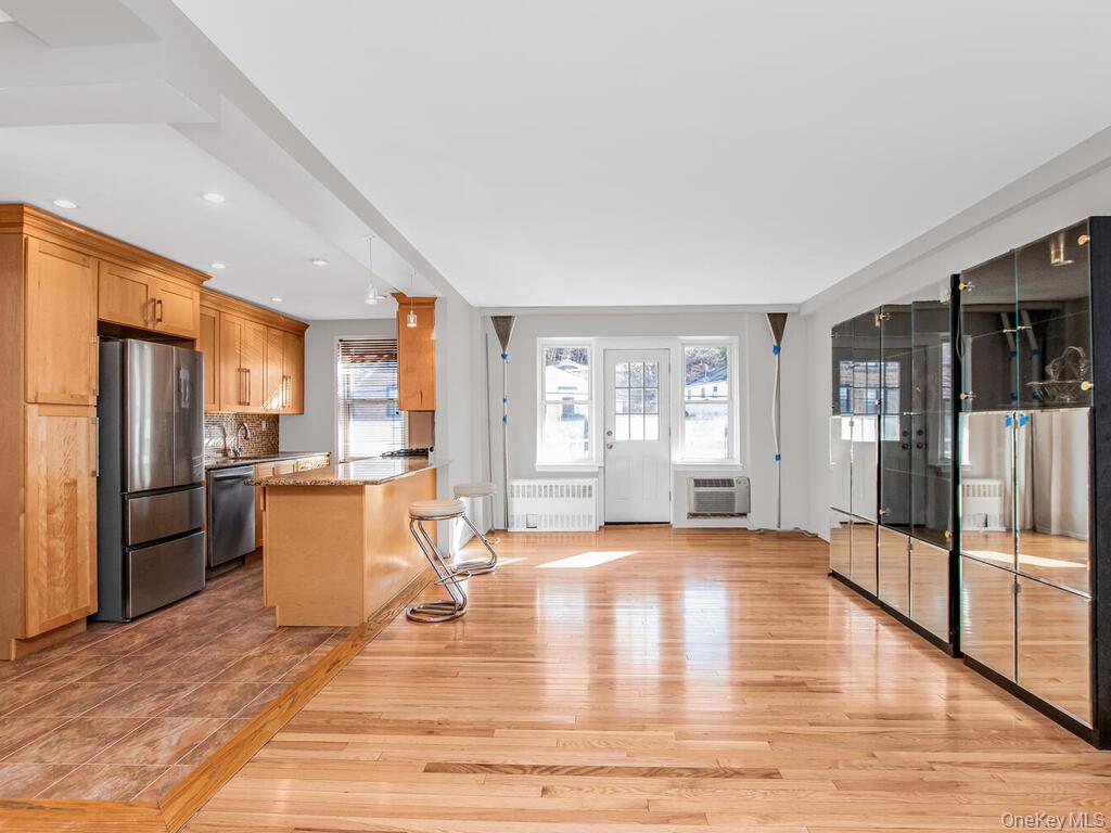 #3 photo, 709 Warburton Ave, Yonkers , NY 10701