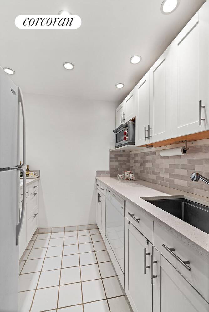 #4 photo, 201 E 66TH Street, Lenox Hill , NY 10065