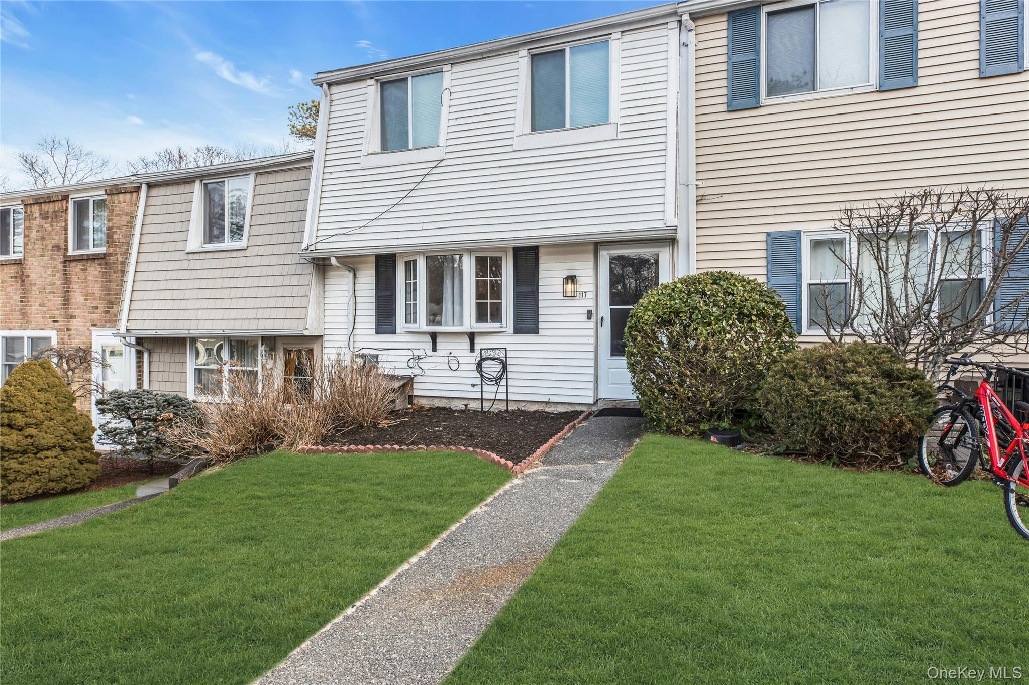 #1 photo, 117 Hill Spur, Calverton , NY 11933