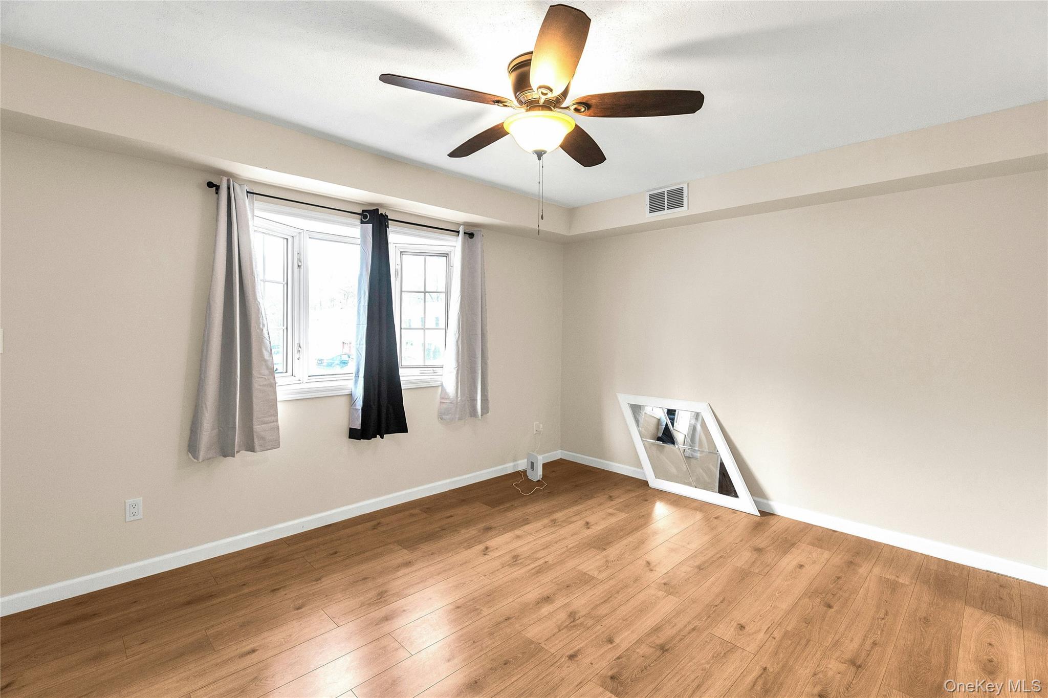 #4 photo, 117 Hill Spur, Calverton , NY 11933