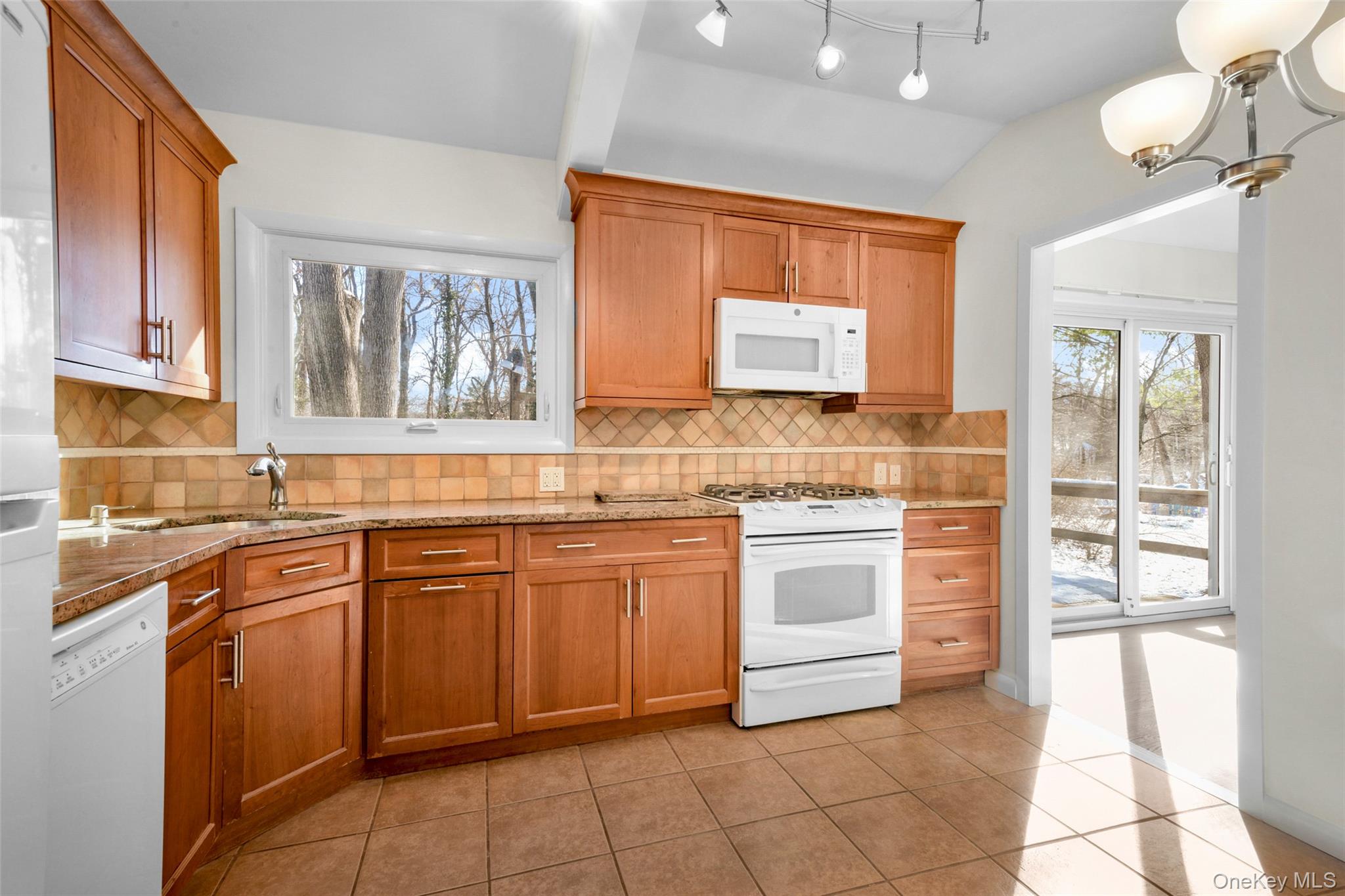 #8 photo, 25 Wood Hollow Lane, New Rochelle , NY 10804