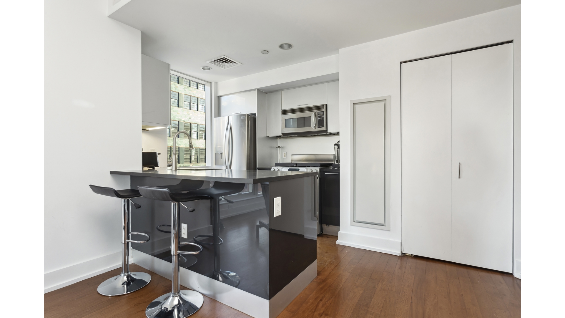 #4 photo, 350 W 42ND Street, Hell's Kitchen , NY 10036