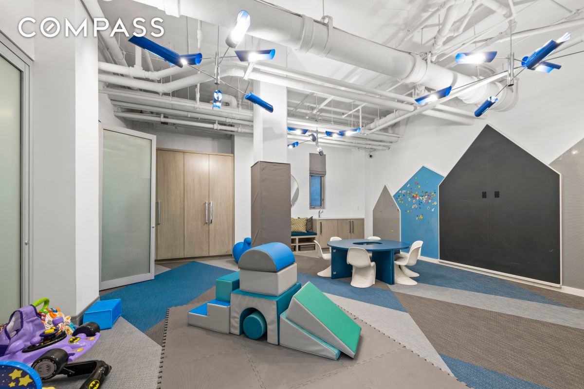 #12 photo, 2 5th Avenue, Greenwich Village , NY 10011