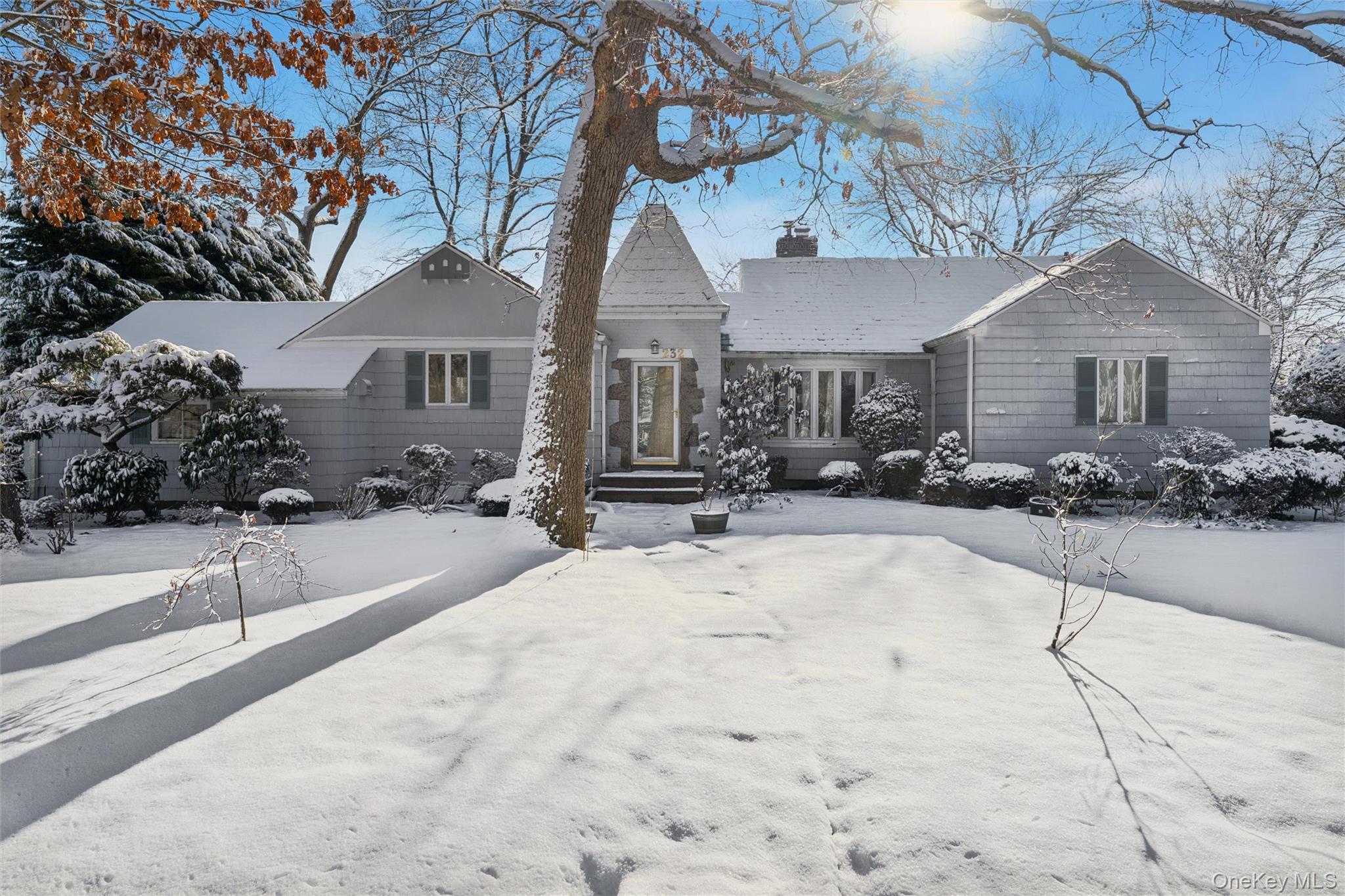 #1 photo, 232 Round Hill Road, Roslyn Heights , NY 11577