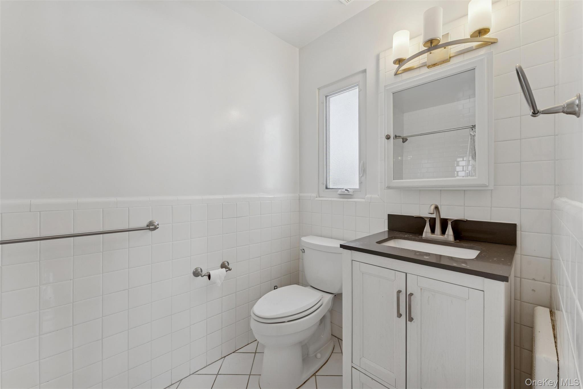 #11 photo, 232 Round Hill Road, Roslyn Heights , NY 11577