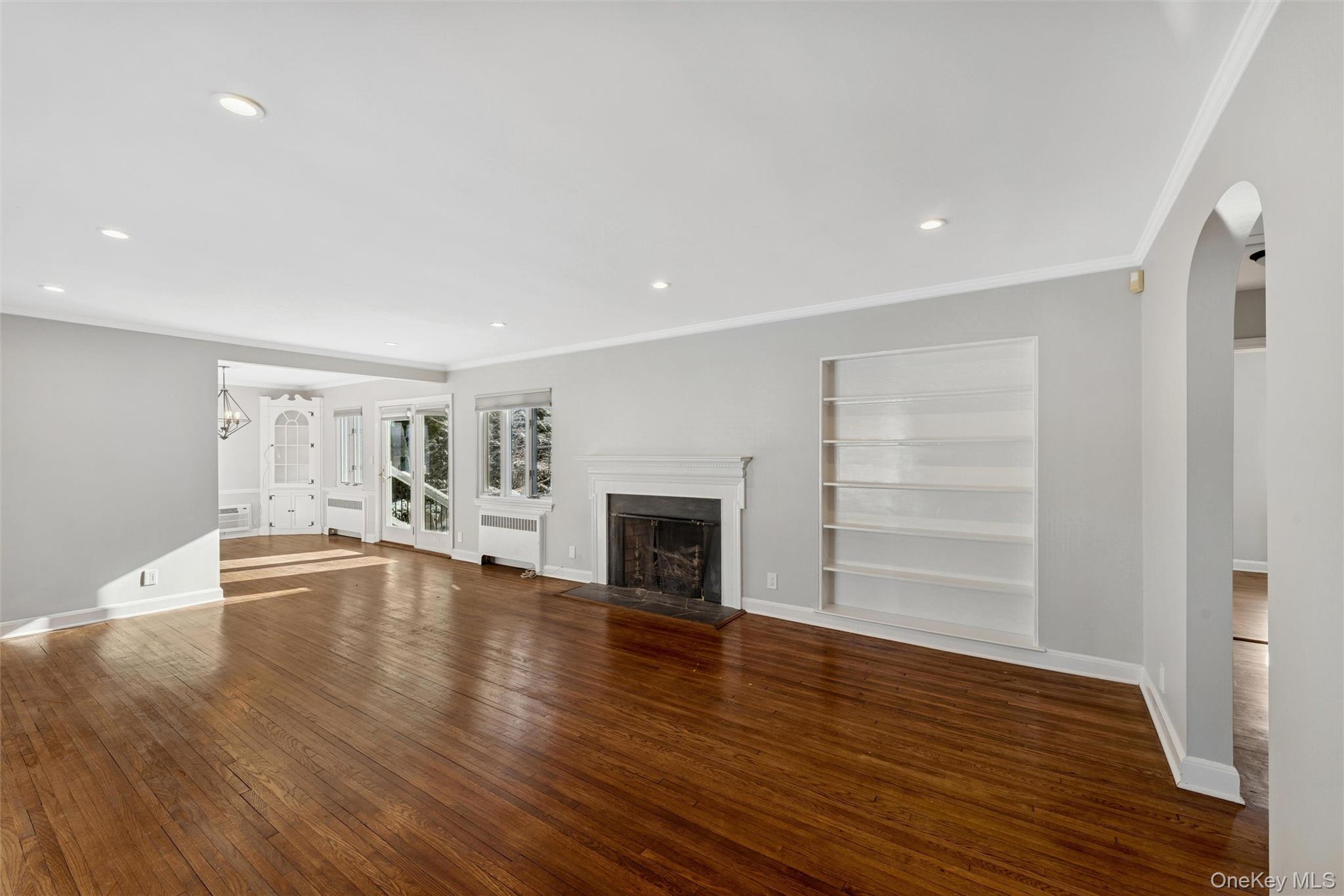 #4 photo, 232 Round Hill Road, Roslyn Heights , NY 11577