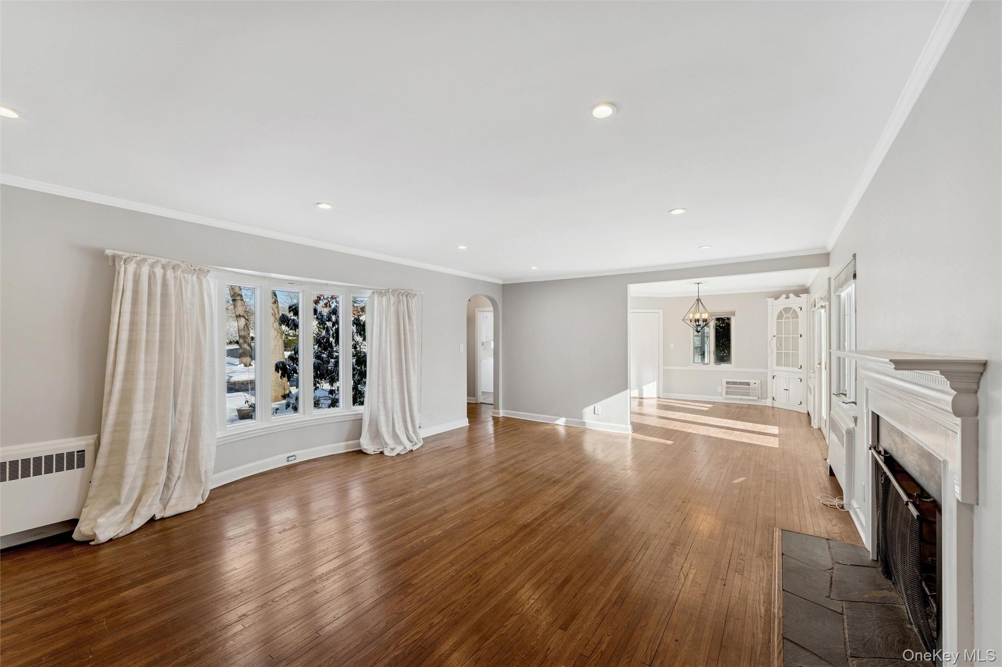 #5 photo, 232 Round Hill Road, Roslyn Heights , NY 11577