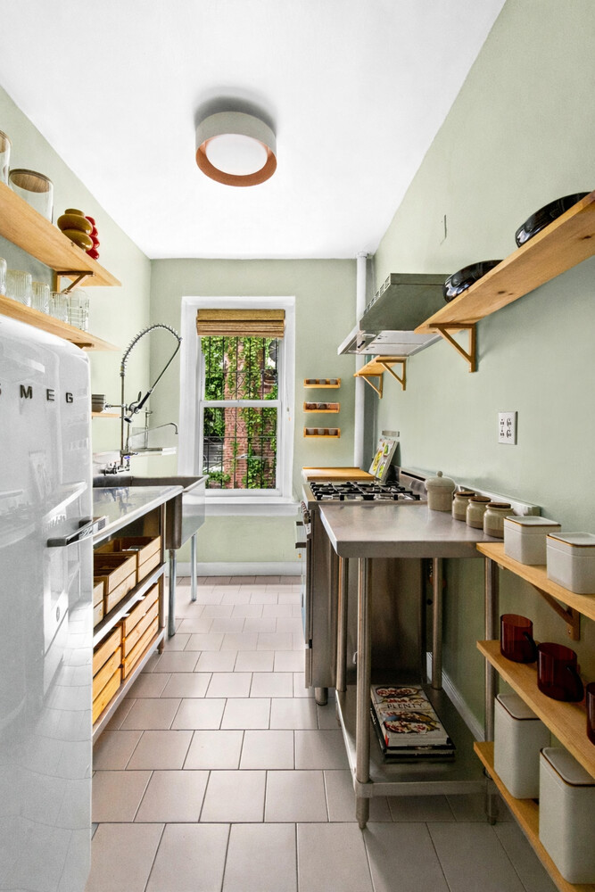 #4 photo, 99 E 4TH Street, East Village , NY 10003