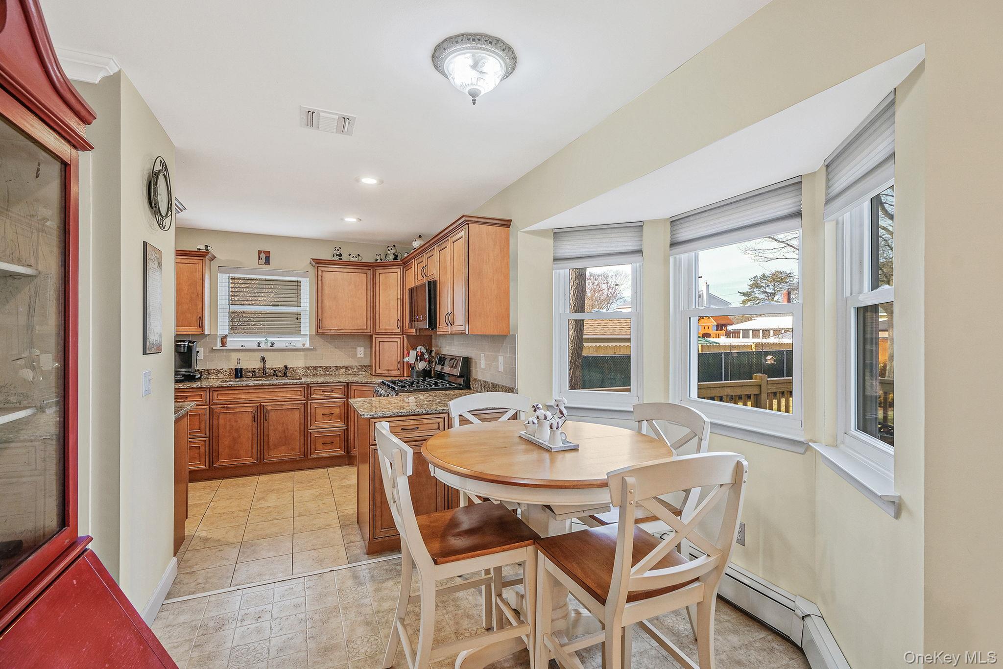 #18 photo, 61 Arpage Drive, सफ़ोक काउंटी Shirley , NY 11967