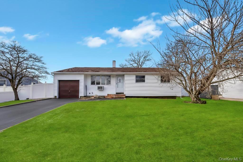 #1 photo, 90 Selden Boulevard, 东长岛 Centereach , NY 11720