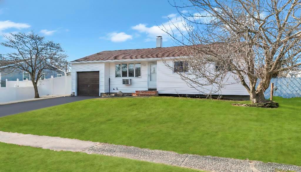 #2 photo, 90 Selden Boulevard, 东长岛 Centereach , NY 11720