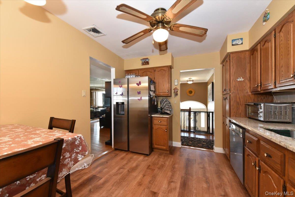 #11 photo, 255 Brookside Court, Copiague , NY 11726