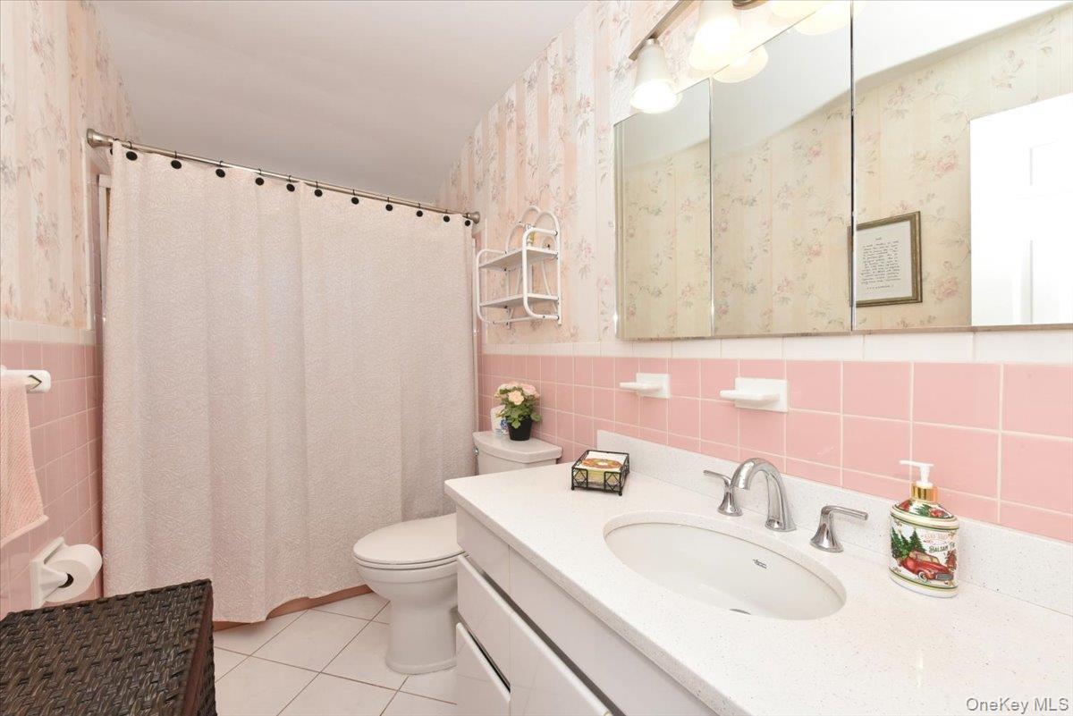 #18 photo, 255 Brookside Court, Copiague , NY 11726