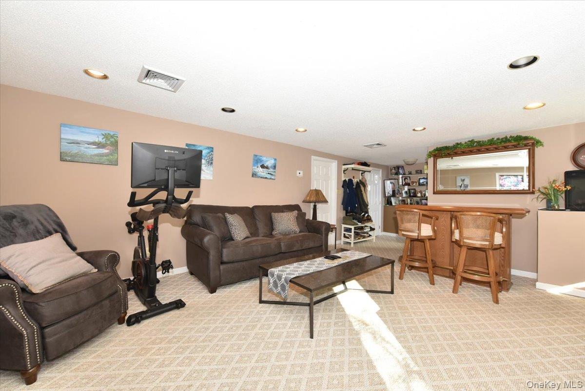 #19 photo, 255 Brookside Court, Copiague , NY 11726