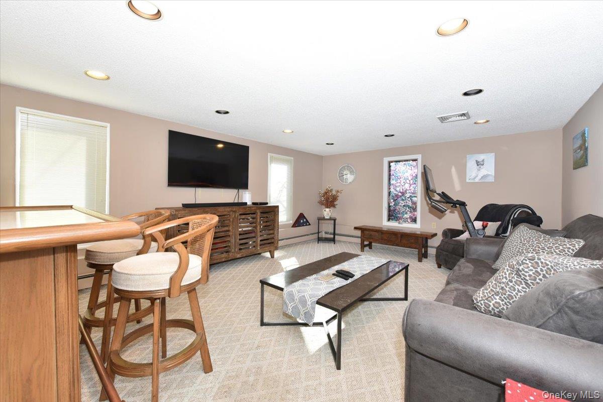 #20 photo, 255 Brookside Court, Copiague , NY 11726