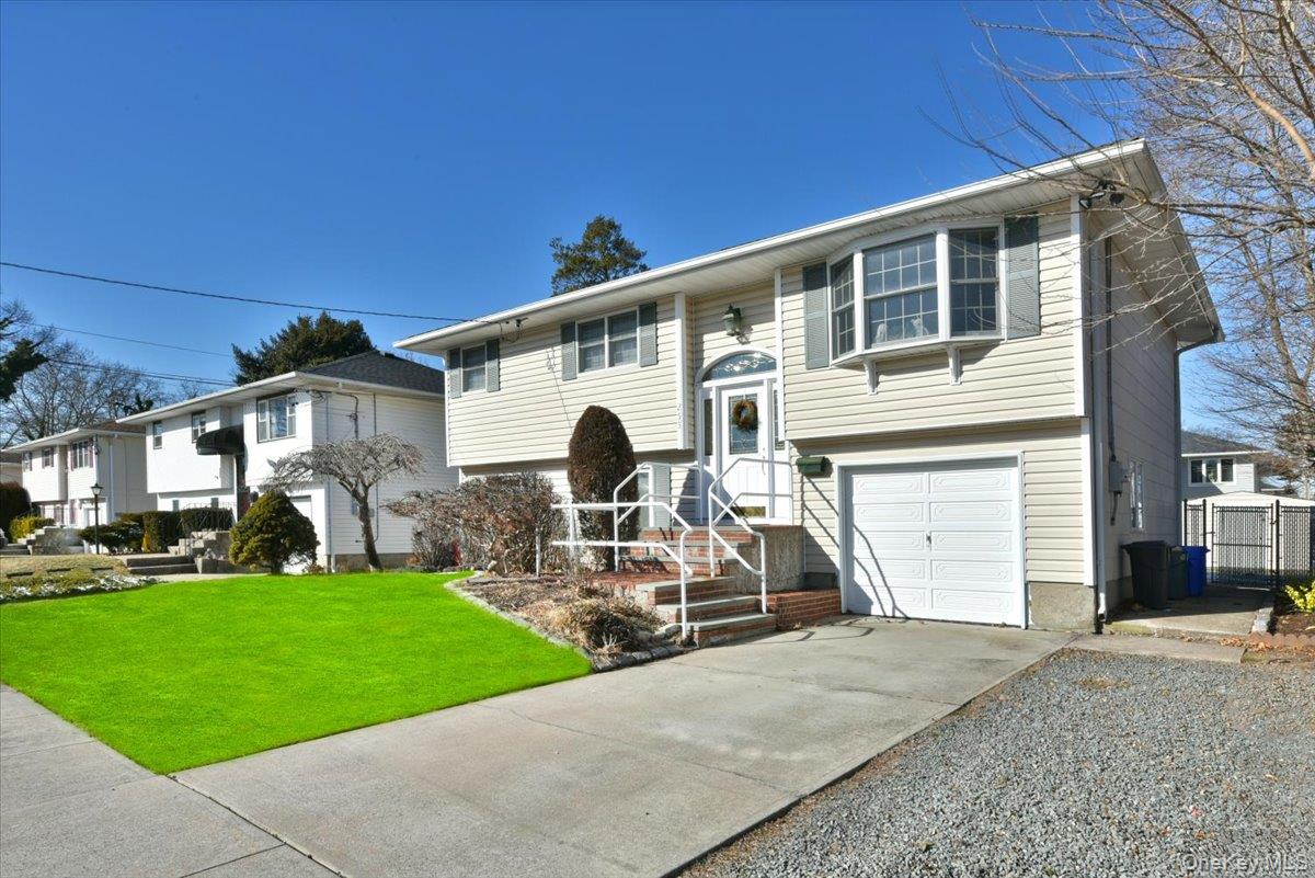 #3 photo, 255 Brookside Court, Copiague , NY 11726