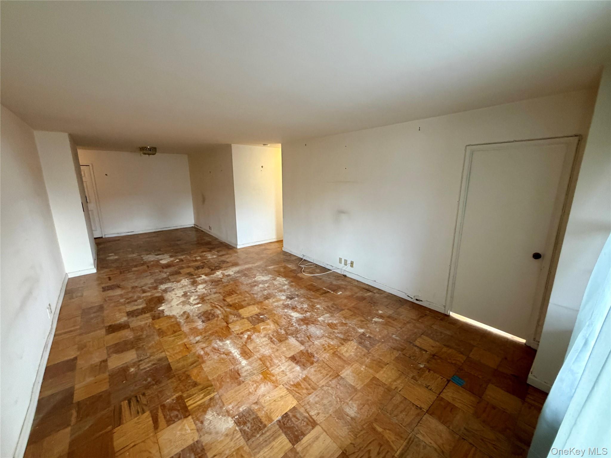 #12 photo, 70-25 Yellowstone Boulevard, फॉरेस्ट हिल्स Forest Hills , NY 11375