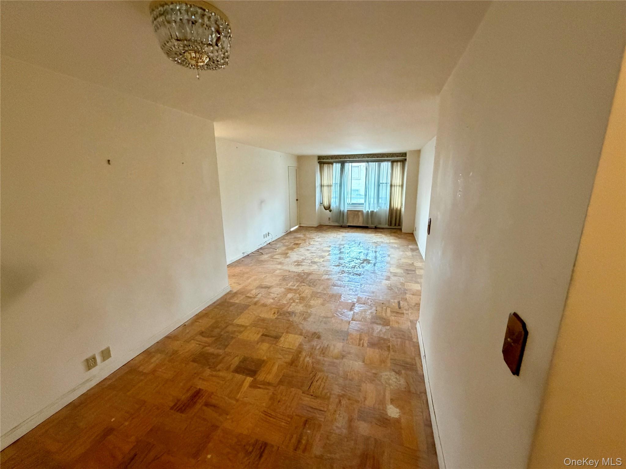 #14 photo, 70-25 Yellowstone Boulevard, फॉरेस्ट हिल्स Forest Hills , NY 11375