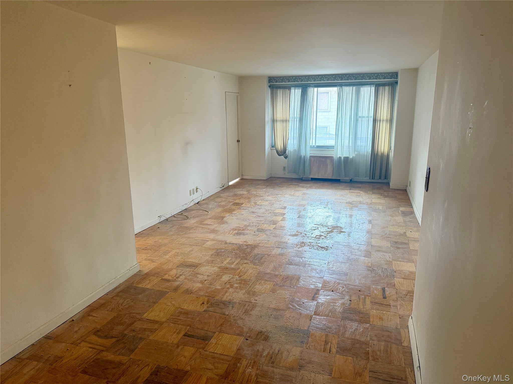 #15 photo, 70-25 Yellowstone Boulevard, फॉरेस्ट हिल्स Forest Hills , NY 11375