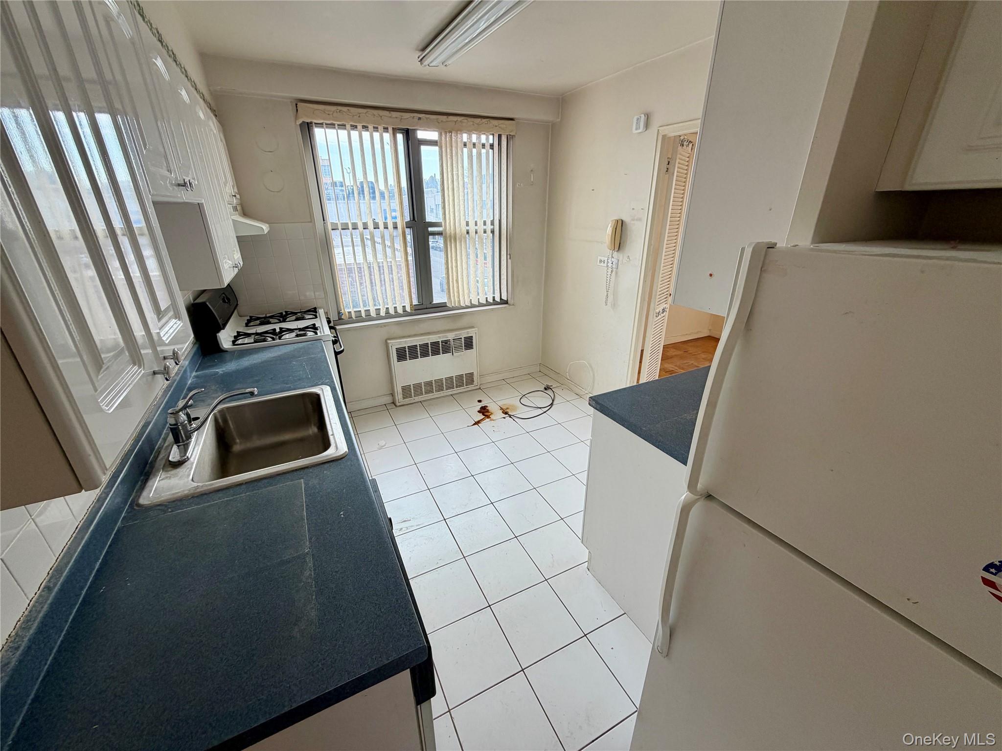 #17 photo, 70-25 Yellowstone Boulevard, फॉरेस्ट हिल्स Forest Hills , NY 11375